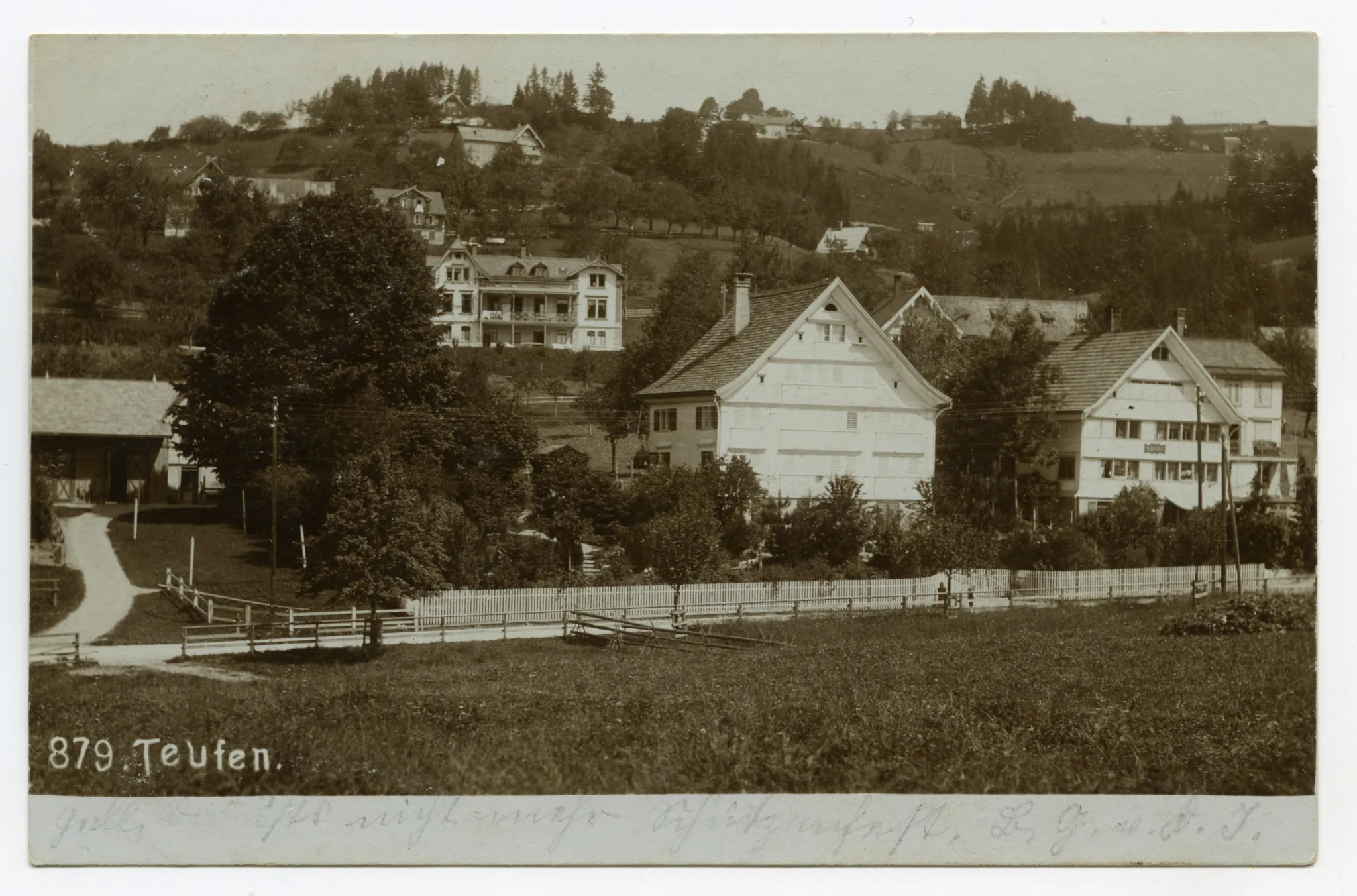 Ansicht aus Südwesten mit angrenzendem Haus an der Speicherstrasse und altes Krankenhaus im Hintergrund