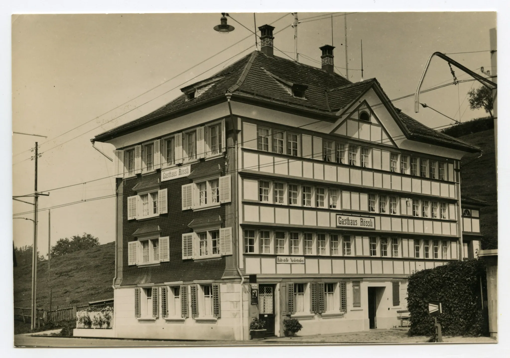 (1876-1968), mit Haltestelle Niederteufen, Gesamtansicht mit Oberleitung für die Bahn