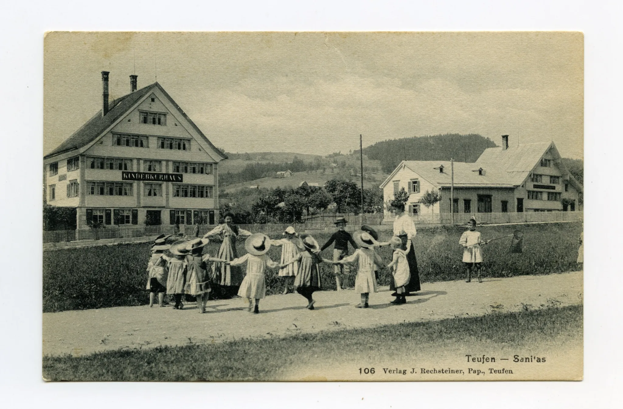 Ansicht Haupthaus mit Kinderreigen davor (vgl. Hc.08-82, Karte identisch)