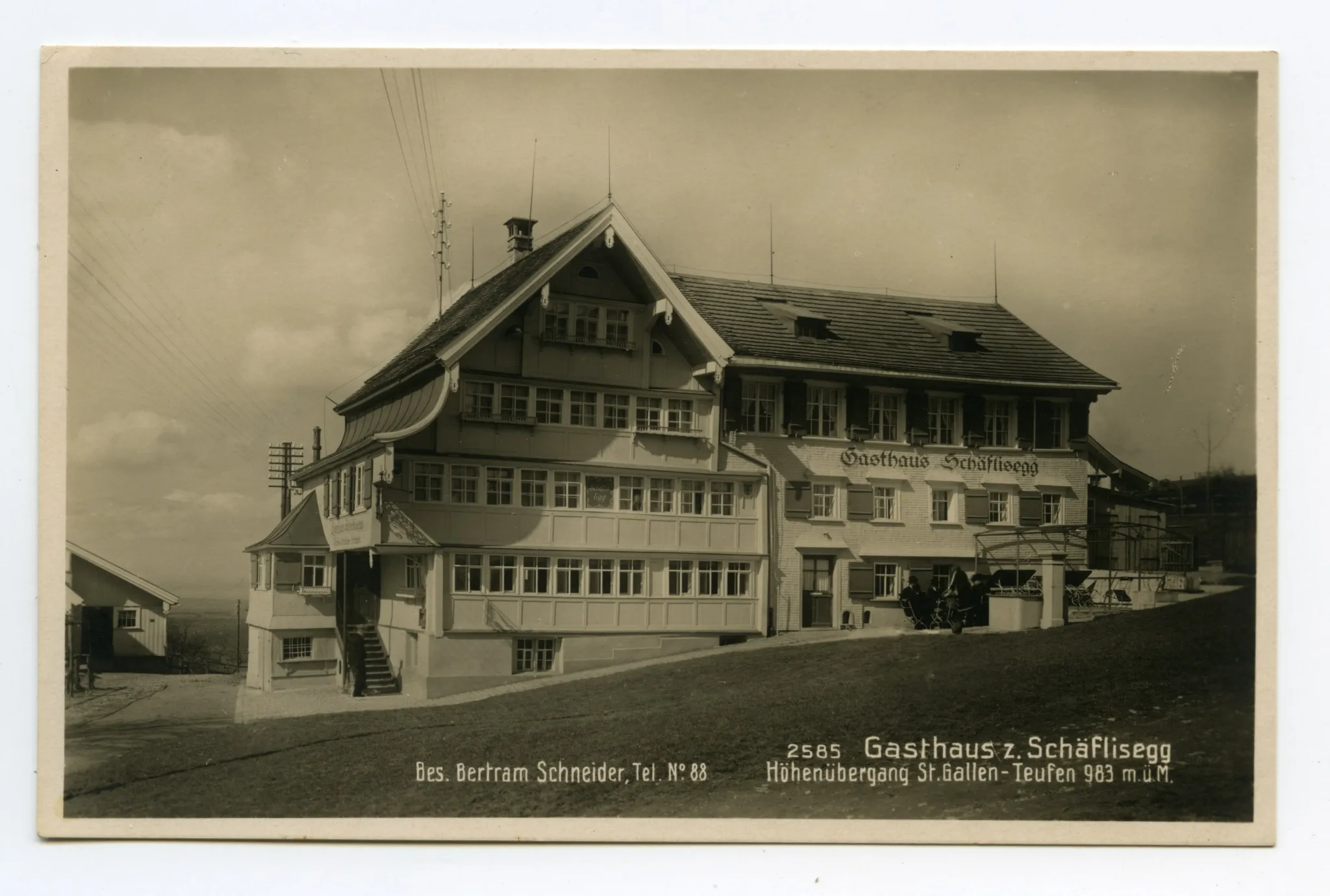 Aussenansicht aus Süden mit Brunnen und Sitzplatz mit Personen (vgl. Ho.20-217)