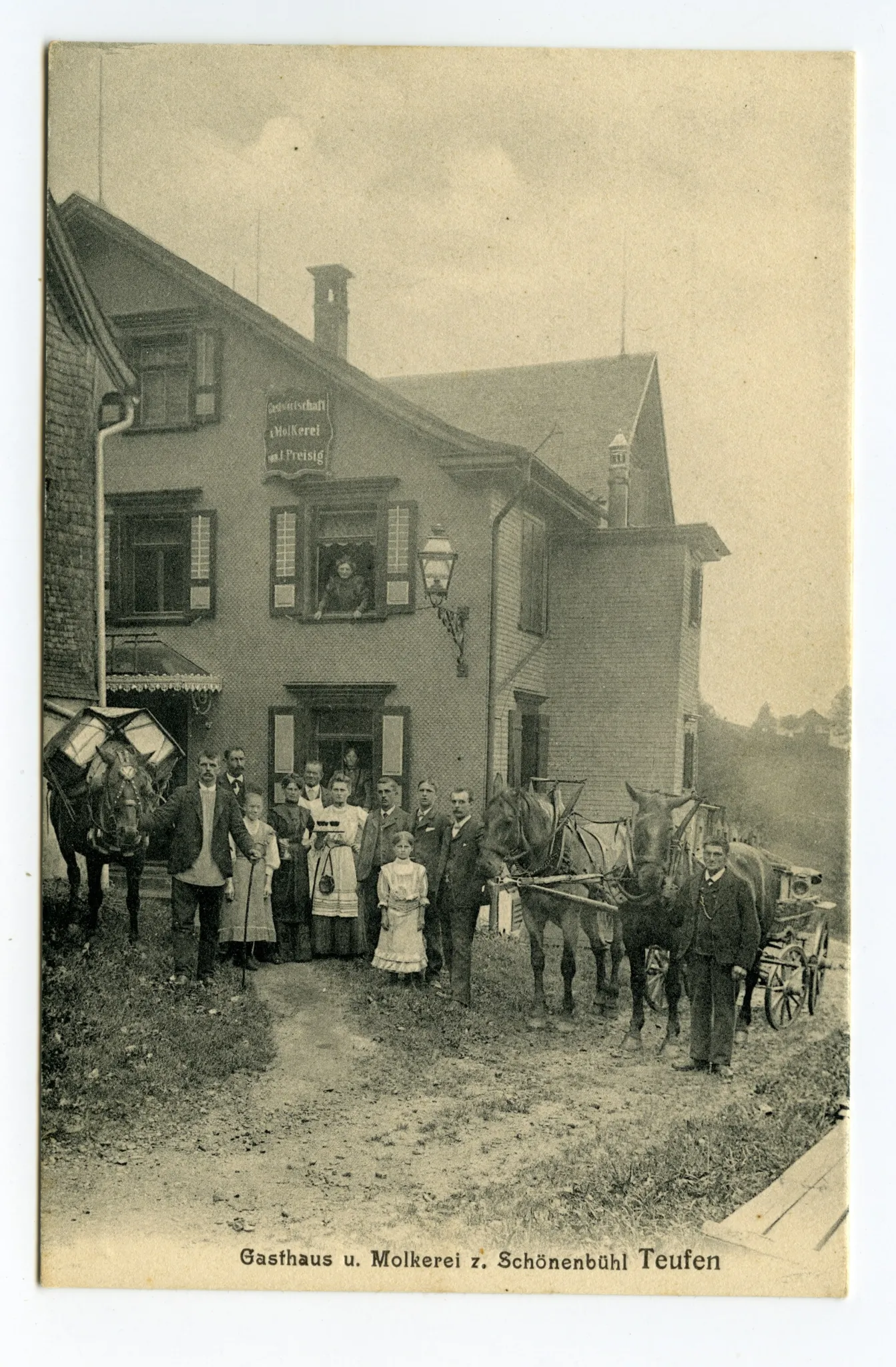 Hochformat, angeschnittene Ansicht, vor Eingang mit Gemplerross, Furhwerk und Familie Preisig (wahrscheinlich am gleichen Tag aufgenommen wie Ho.20-228)
