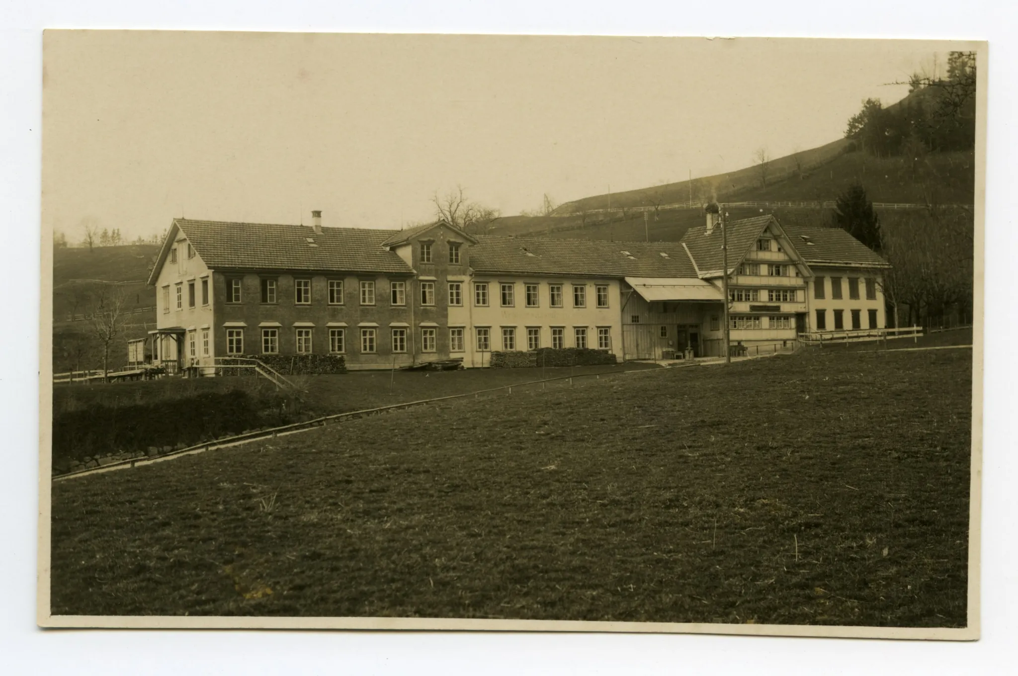 Gesamtansicht aus Südwesten mit Nebengebäuden (Webschule)