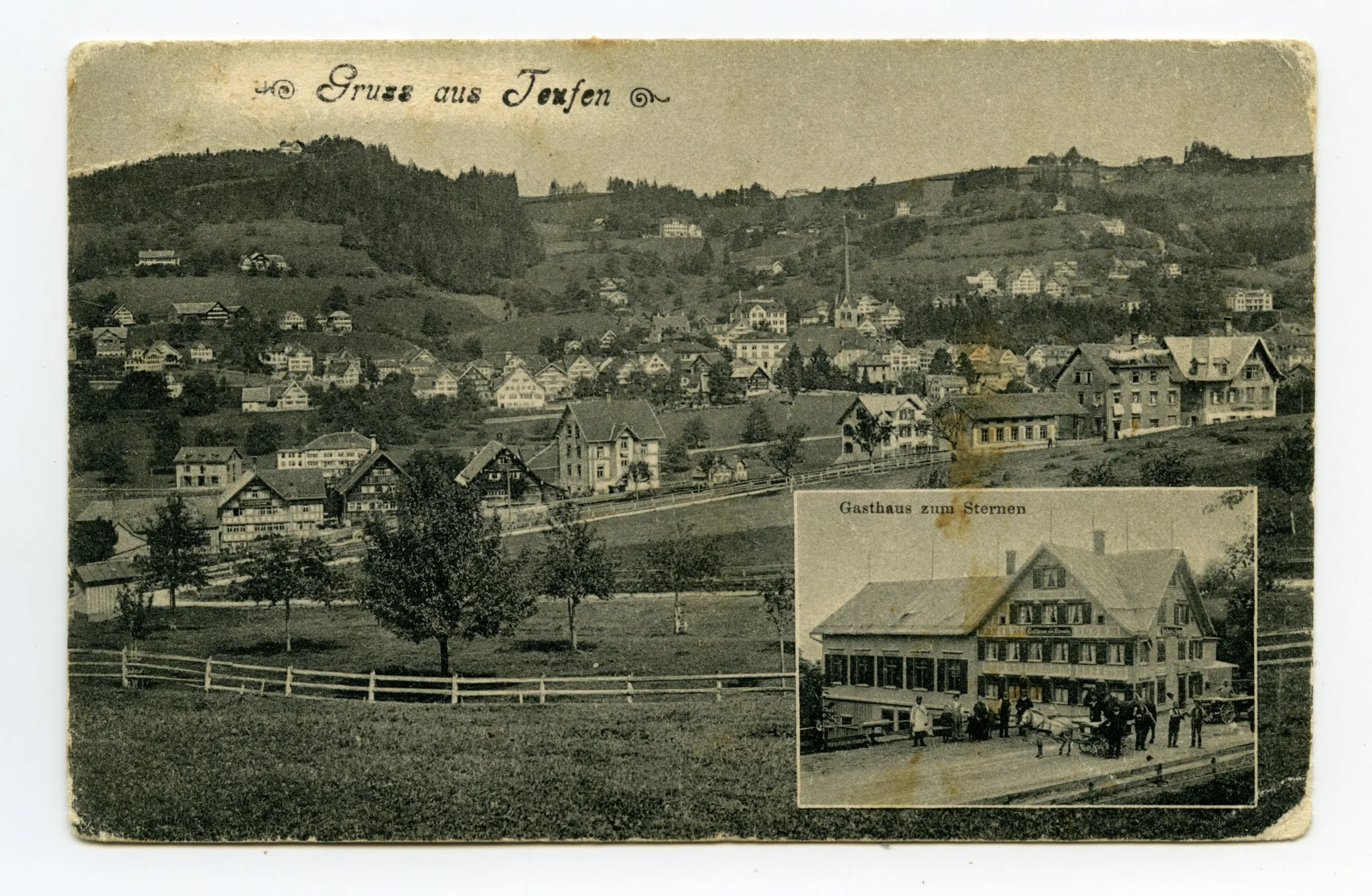 Grusskarte: Gesamtansicht Gasthaus mit: Bahnhaltestelle, Fuhrwerken, Briefträger, Strassenarbeitern (vgl. Hc.08-58) Ansicht von Teufen aus Süden