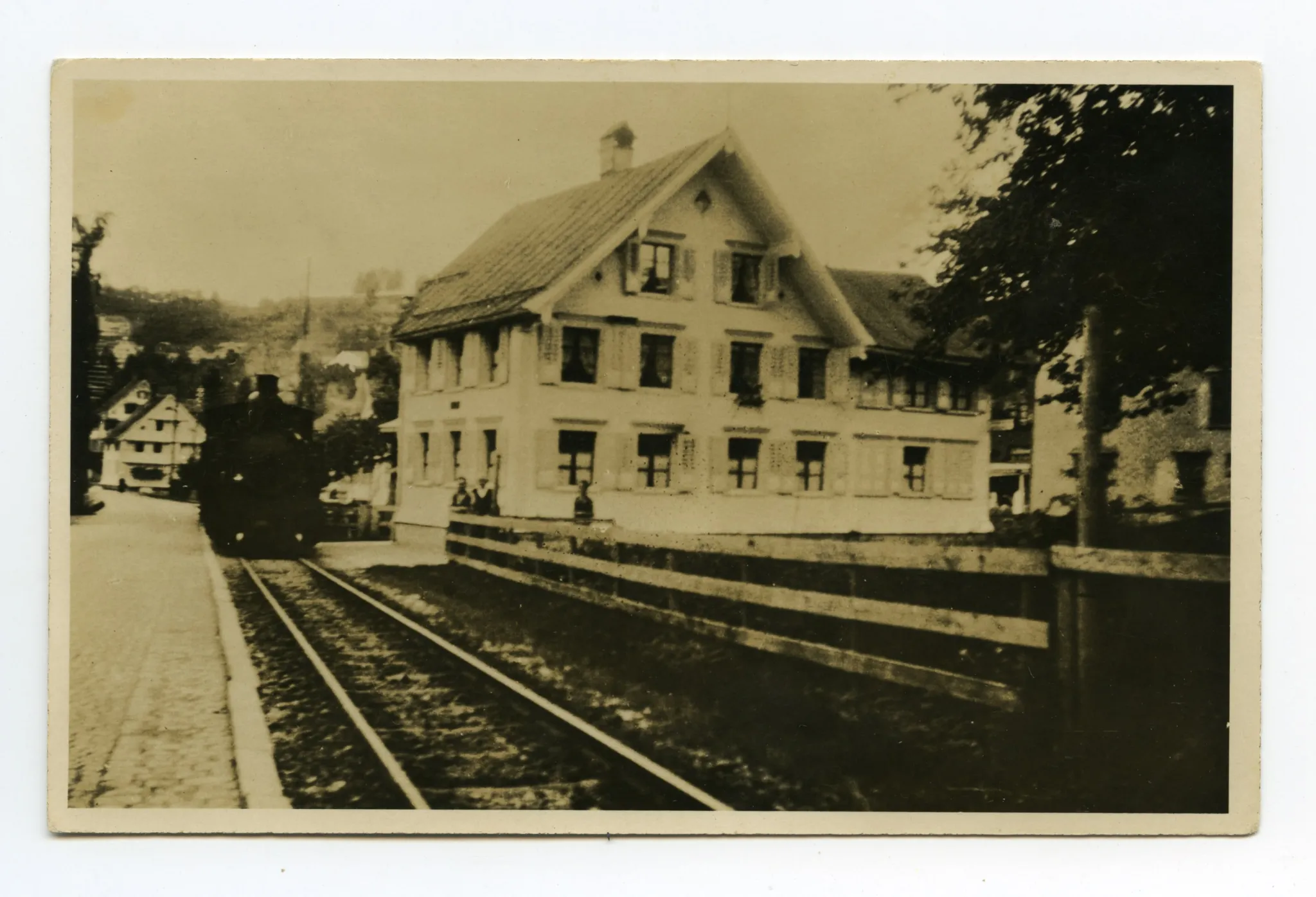 Ansicht mit Bahnschiene und fahrendem Zug