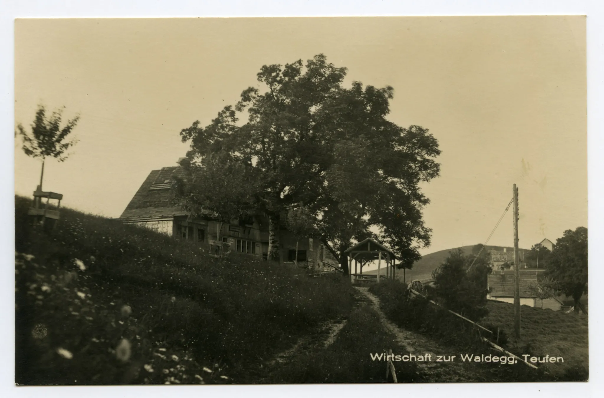 Ansicht aus Südwesten mit Wanderweg