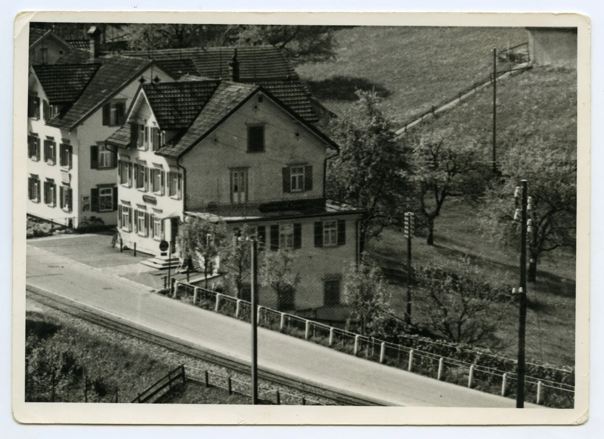 eingegangen 1946, Ansicht aus Norden mit Bahnschienen