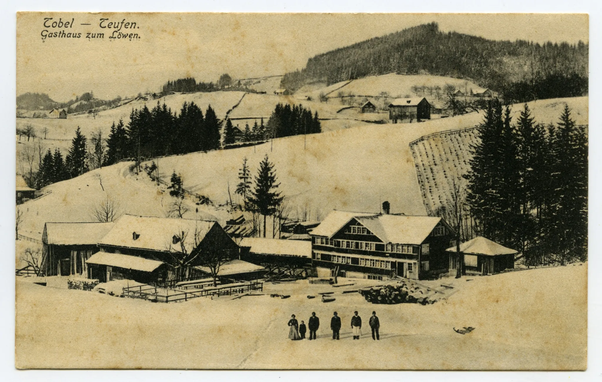 (Gasthaus zum Löwen, eingegangen 1969), Blick aus Südosten Richtung Eggen, mit Personen vor den Hauptgebäuden