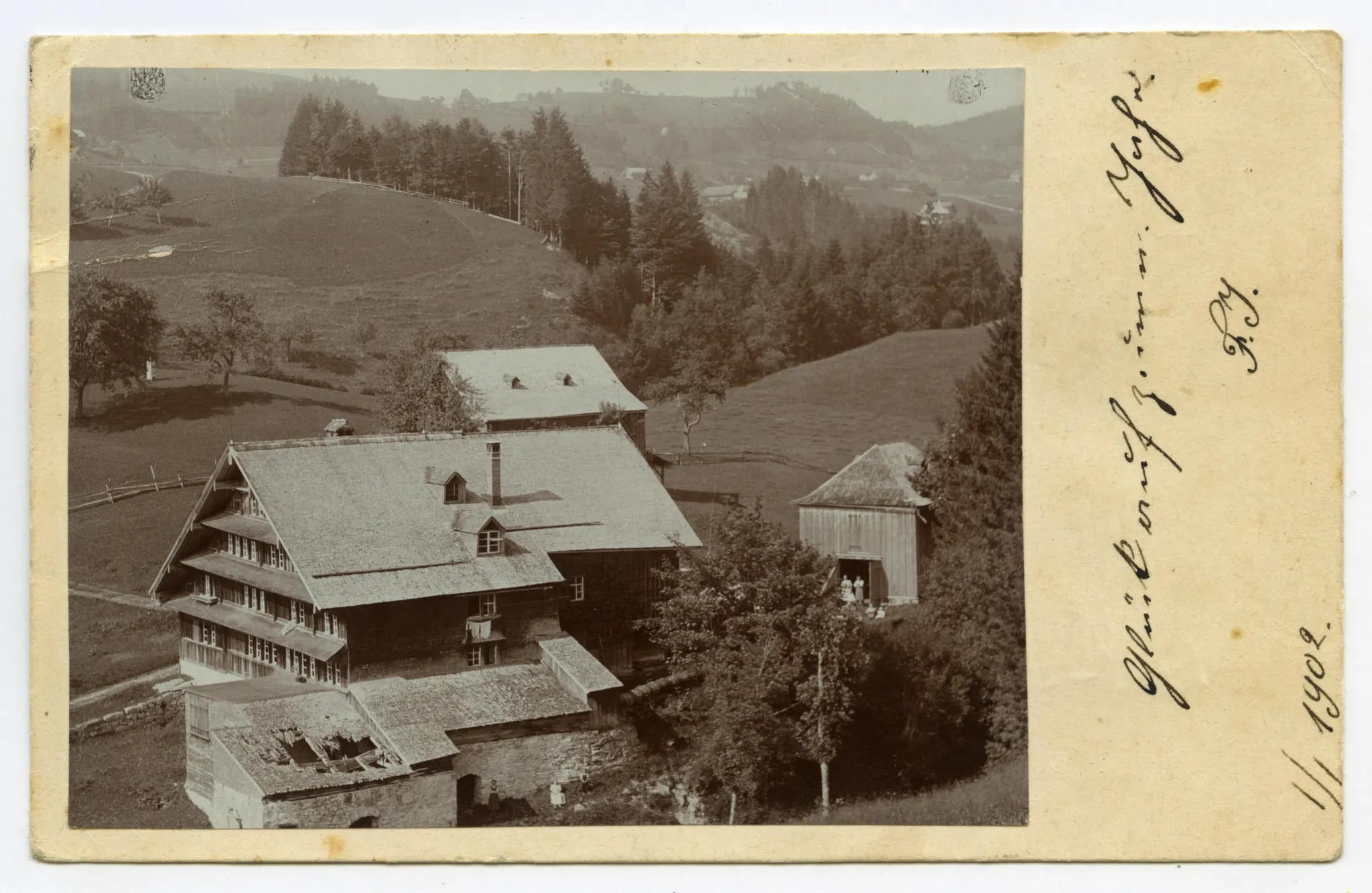 Mahl- und Sägemühle, Bäckerei, Landwirtschaft, Ansicht mit Nebengebäuden aus Süden Richtung Waldegg, mit Personen vor dem Schopf