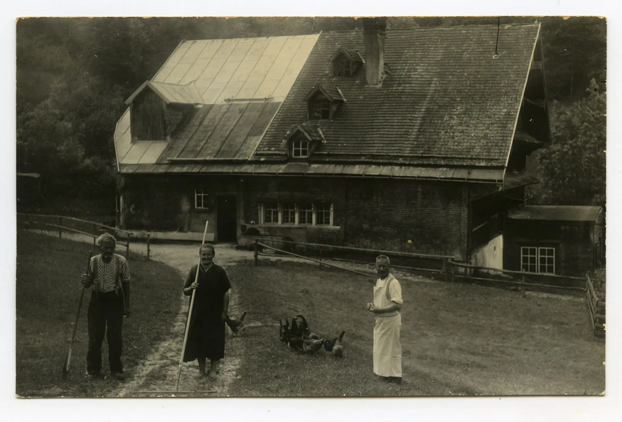 Ansicht von der Rückseite mit Personen vor dem Haus