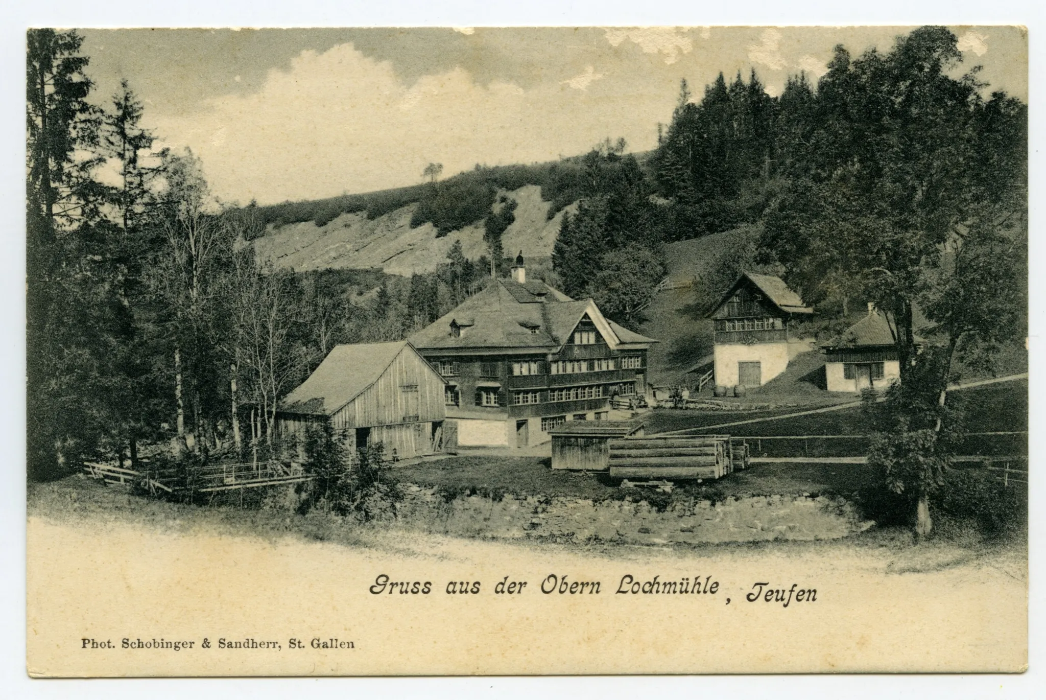 Mahl- und Sägemühle, Ansicht der Liegenschaft mit Nebengebäuden aus Süden, aufgestapelte Holzplanken (vgl. Hc.10-02, identisch, dat. 1903)