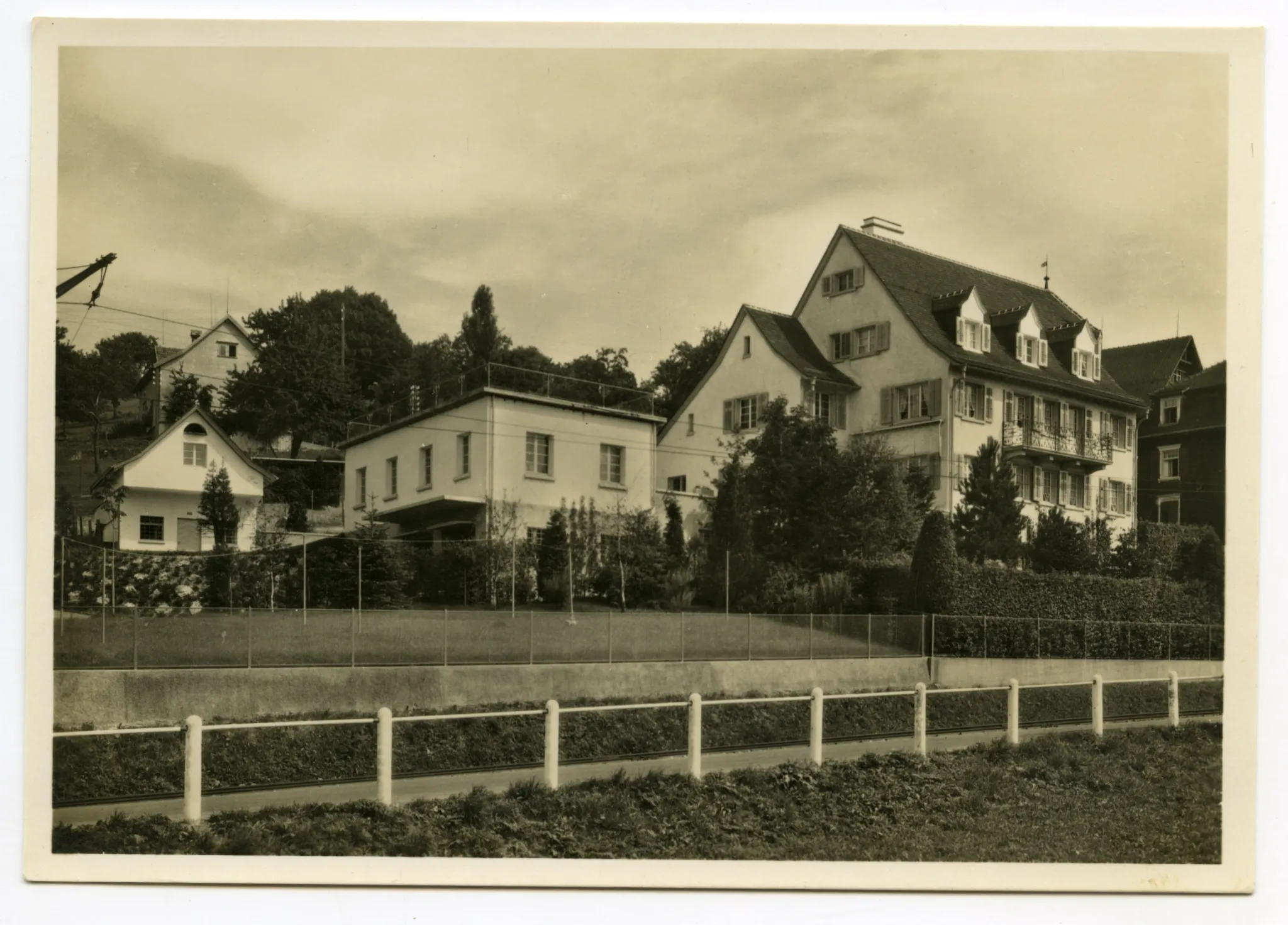 Ansicht von Hauptstrasse aus, mit Bahnschiene