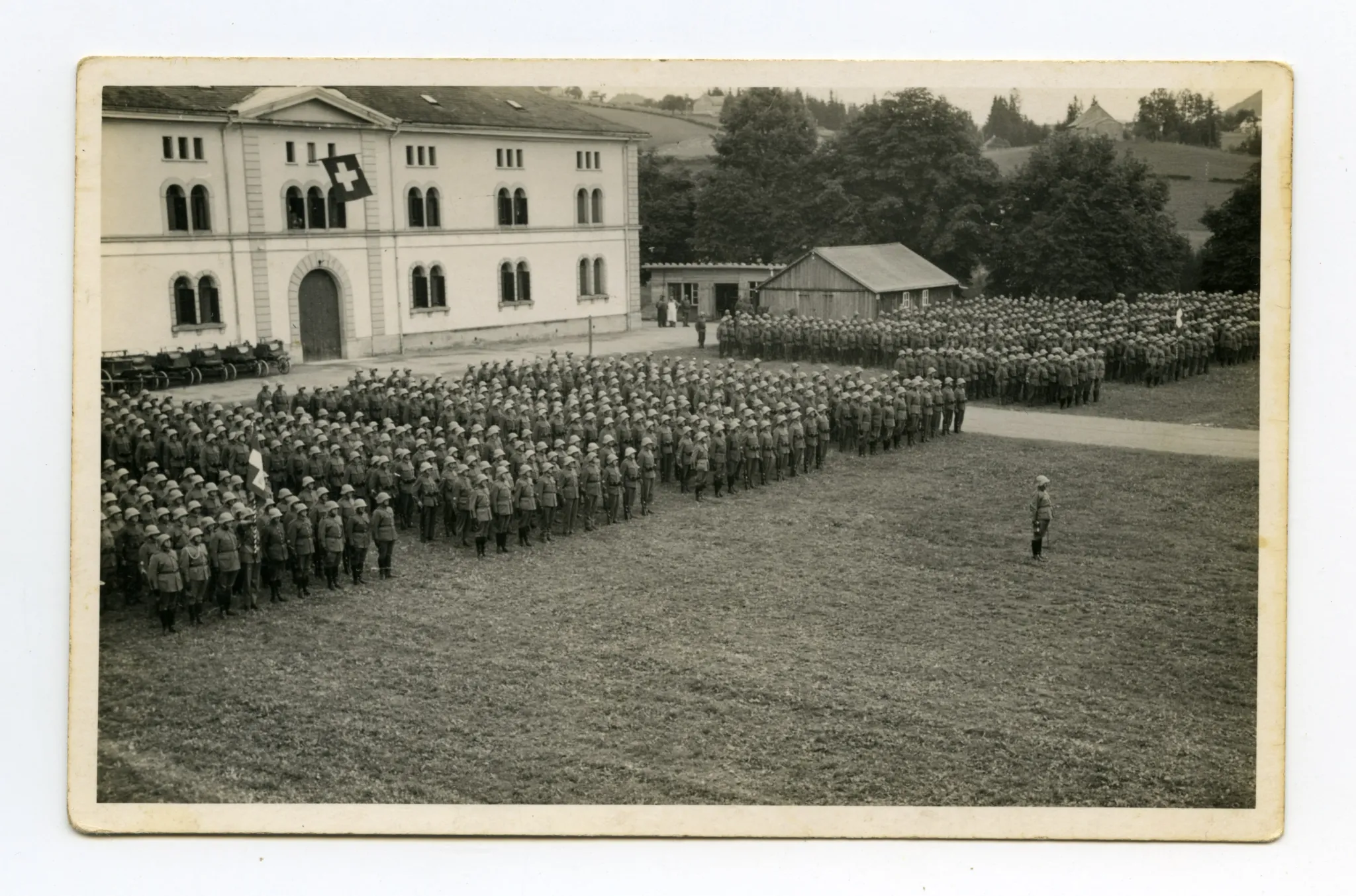 Soldaten aufgereiht auf dem Zeughausplatz vor dem Zeughaus, (zwei Karten aus unterschiedlichen Blickwinkeln)
