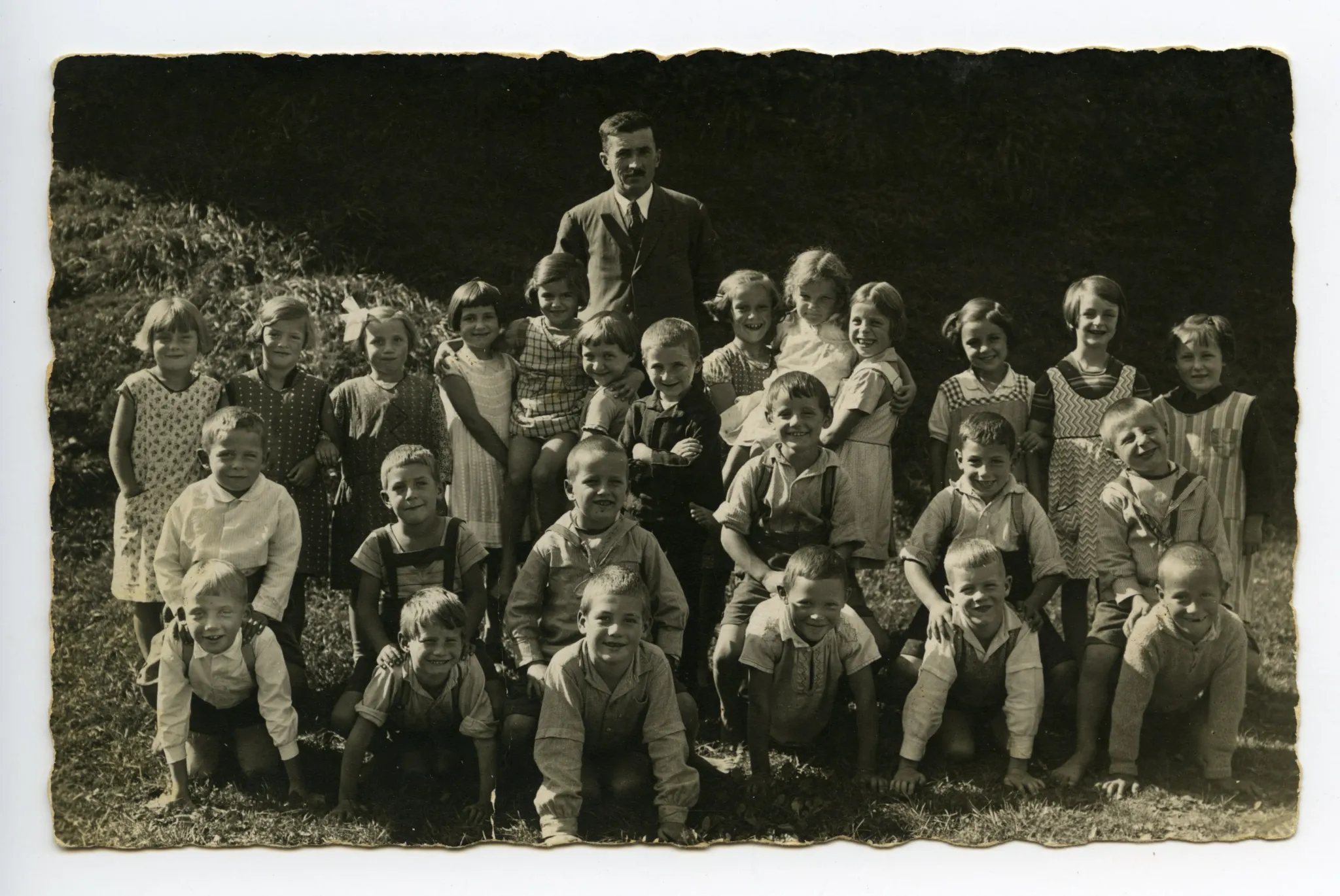 Schulklasse mit Lehrer Ulrich Michael, beide Exemplare identisch