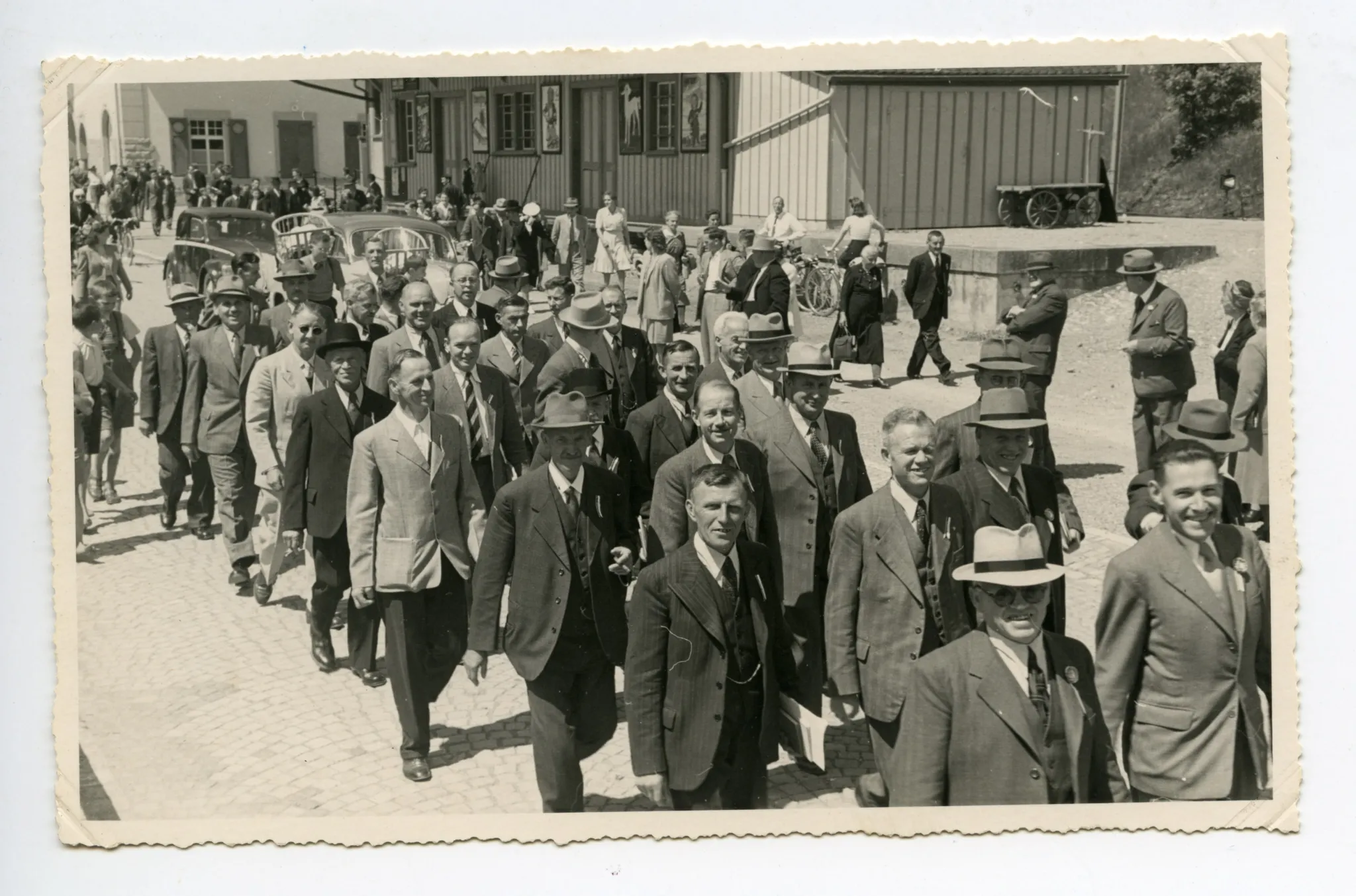 Umzug auf der Strasse vor dem Güterschuppen