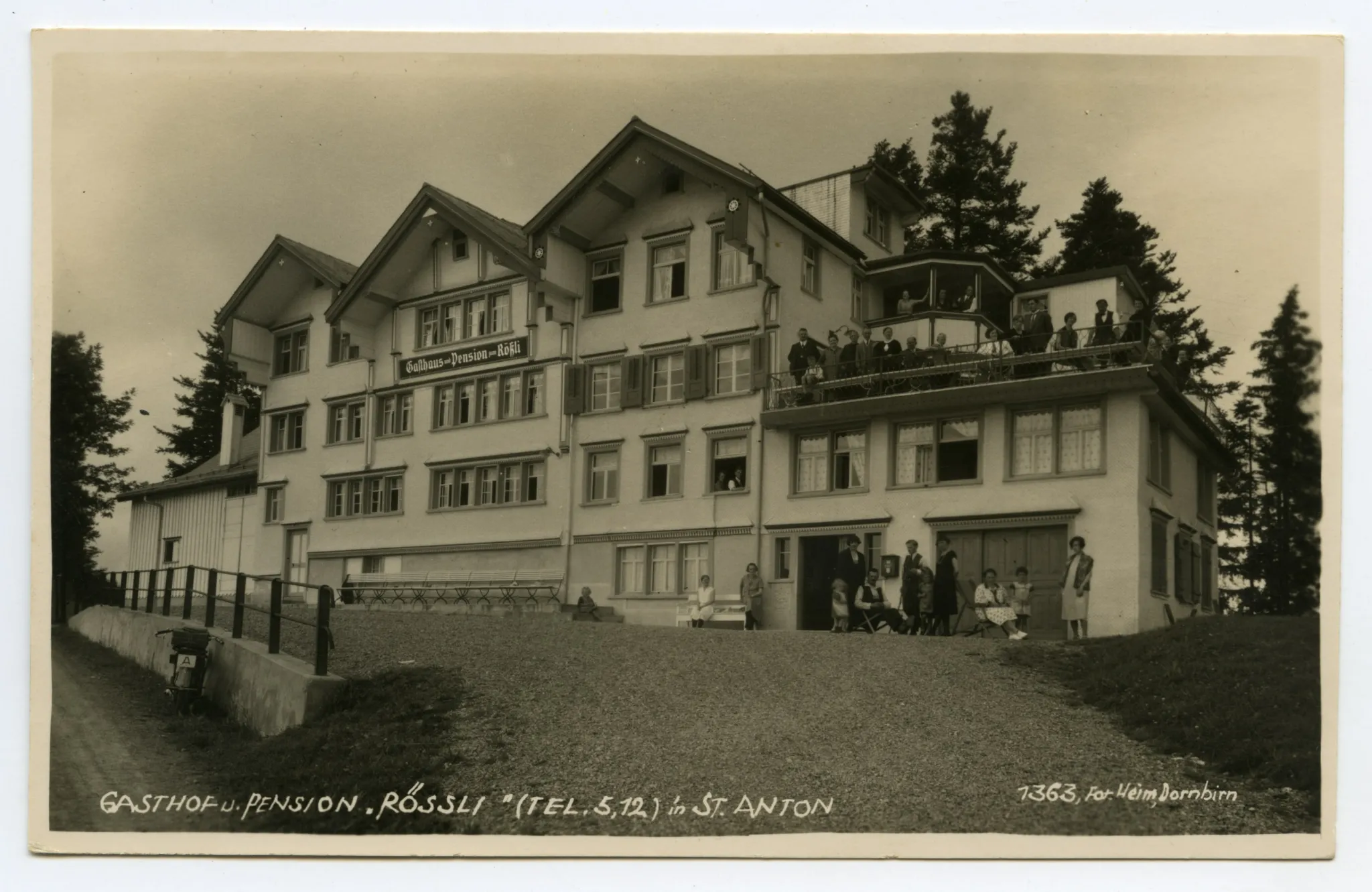 Ansicht des Gasthauses mit Gästen auf der Aussichtsterasse und vor dem Gasthaus