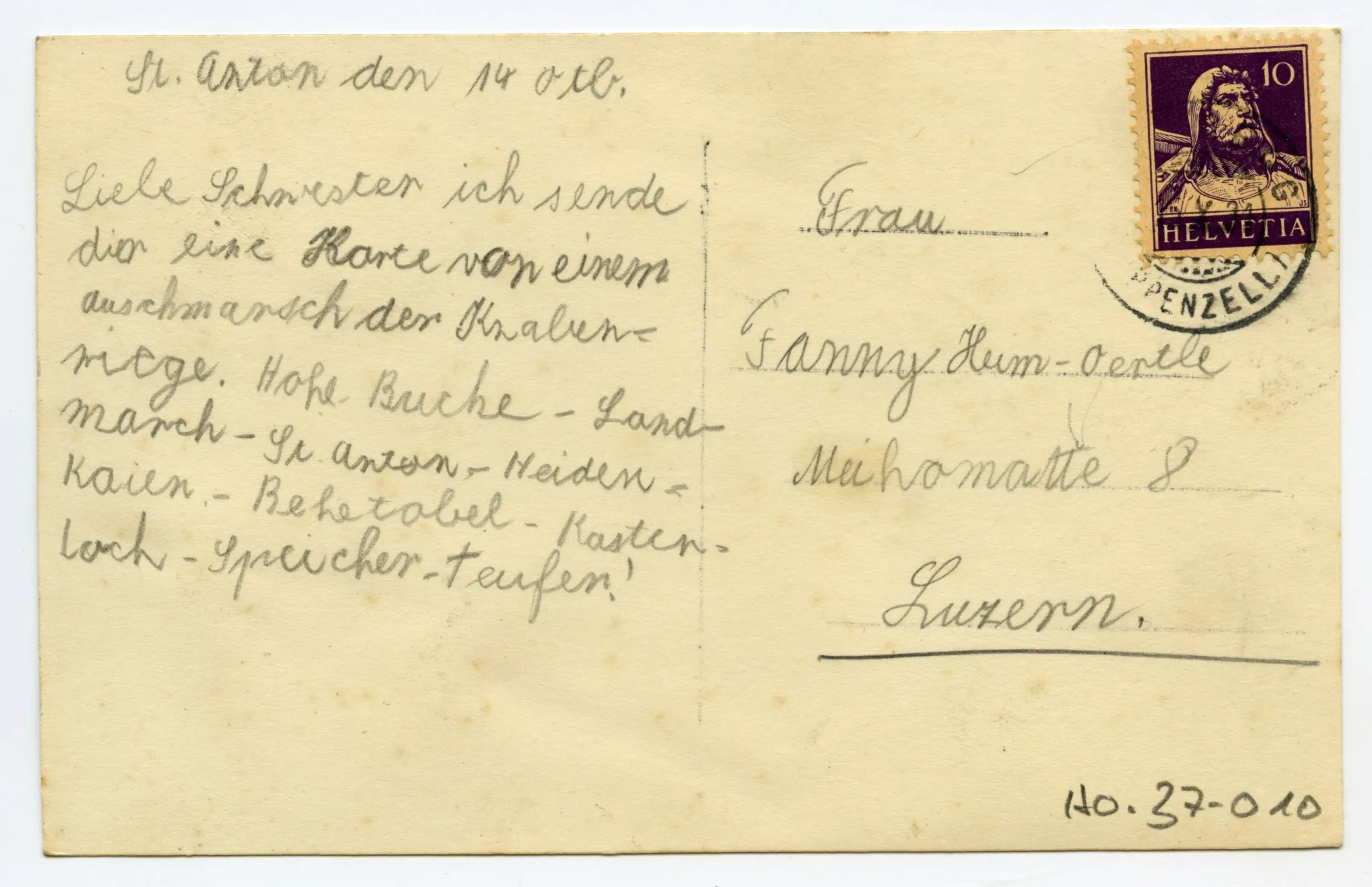 Ansicht des Gasthauses mit Gästen auf der Aussichtsterasse und vor dem Gasthaus