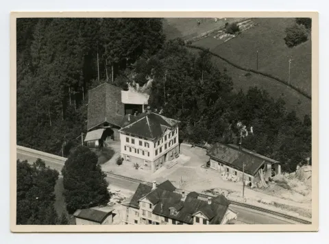 (Gebäudekomplex auf Südseite der Brücke)