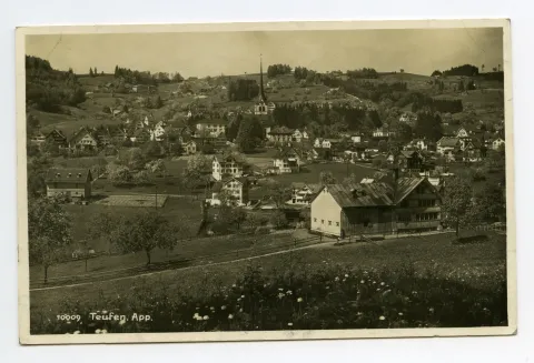 im Vordergrund Schönenbüel, mit Bächli, Bahnhof und Krankenhaus (beide halb verdeckt), Blick zu Bad Sonder, Schäflisegg/Eggen-Höhenweg