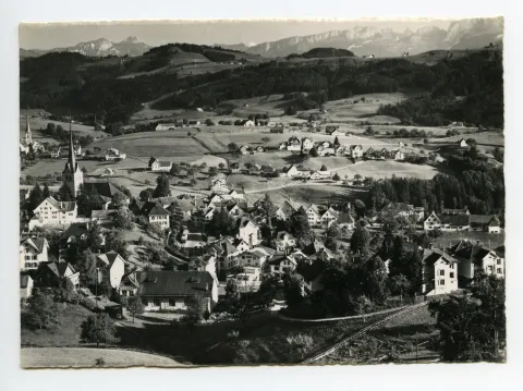 beide Dorfkirchen (alte Kath. Kirche z.T.). Vorne alte Turnhalle, SGA-Komposition Ausfahrt Dorfplatz. Blick zu Steigbach (Hochkamin), Kamor/Hohem Kasten, östl. Alpstein