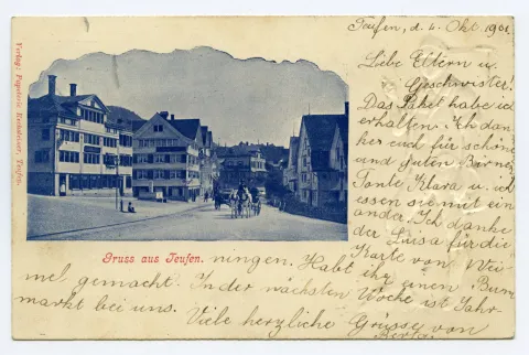 Dorfstrasse Ost von „Anker“/“Adler“ bis Villa Roth. Mit Pferdekutsche (zwei Schimmel) und Einspänner-Fuhrwerk. Rückseite: Gäälhösler Senn mit Brente, Fahreimer, Lindauerli