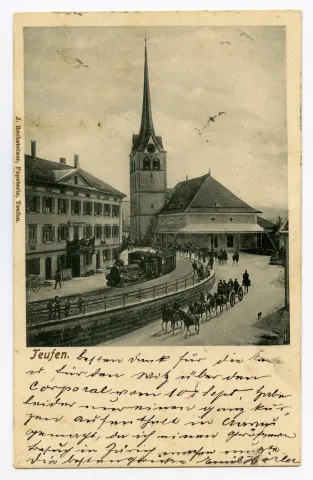 Grubenmannkirche, Alter Bahnhof, mit Dampfzug. Auf Strasse vorbeiziehende Artillerietruppen mit Mehrspännern.
