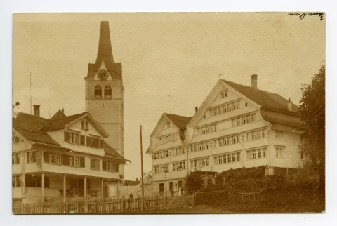 Hechtstrasse, mit Hecht, Kornhändlerhaus, Grubenmannkirche; posierende Kinder hinter Lattenhag
