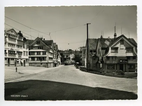 „Anker“, ehem. Haus „Adler“, Einlenker Hechtstrasse, Kornhändlerhaus („Kornhaus- Apotheke“), Komposition SGA auf Dorfstrasse Ost, Fahrtrichtung St. Gallen. Wegweiser: „Töchterinstitut Prof. Buser“