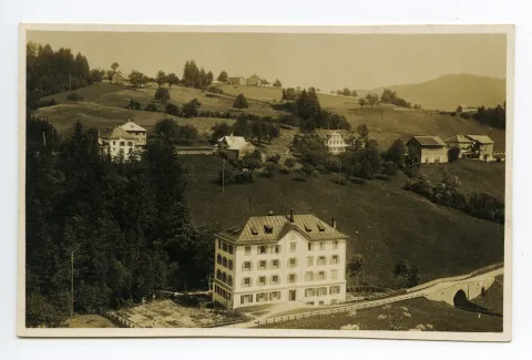 Markantes Haus vis-à-vis Schwimmbad, (Standortvergleich: Ho.01-005, Ho.01-024, Hc.12.01)