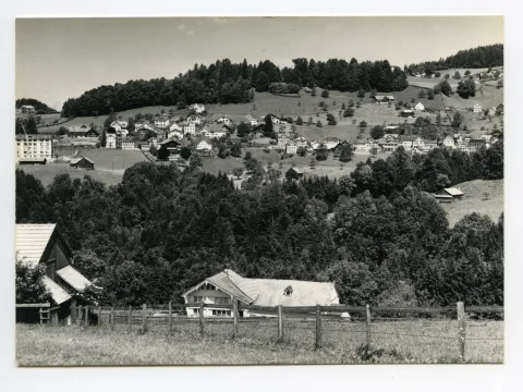 von ennet dem Bachtobel gesehen / Gebiet Bündt, Eggli, Schlipf. Mit Gebäude Café Indlekofer und Textilfabriken Eggli (z.T.). Blick zur Frohen Aussicht