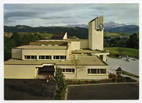 Blick zum Alpstein. Kinder beim Eingang Pfarreiheim