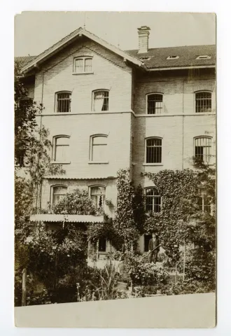 Ausschnitt mit Teil des Gartens und einer Person