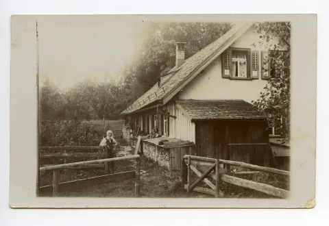 Ansicht des Hauses „Barake Engler“ (abgebrannt ca. 1922) auf dem Gelände der Strafanstalt Gmündenmit Eigentümer und Bewohner Konrad Engler (03.03.1843-27.09.1921), Grossvater von Ernst Engler, Männedorf (vgl. Hc.11-10, identisch)