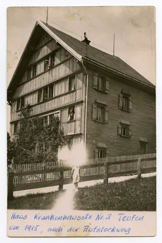 nach der Aufstockung, mit Bewohner aus dem Fenster schauend