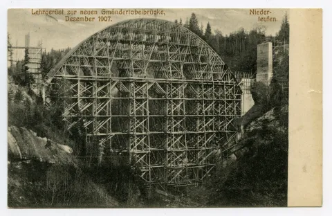 Ansicht mit Lehrgerüst, Karte 1: 1. Bauphase; Vgl. Hc.12-03; Karte 2: 2. Bauphase; Karte 3: 3. Bauphase mit bereits teilweise abgebautem Lehrgerüst und alter Gmündertobelbrücke im Vordergrund