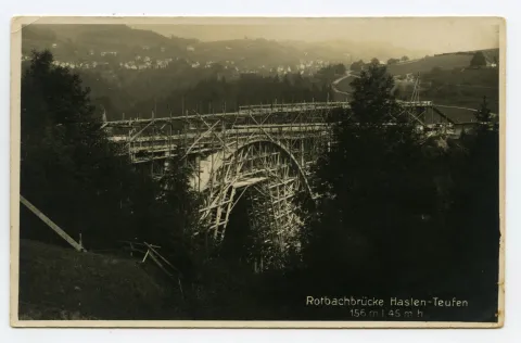 Ansicht der Bauphase mit Brückenbogengerüst
