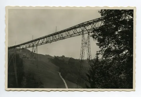 Ansicht der Brücke von schräg unten Richtung Stein, mit und ohne fertigem Belag