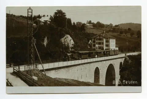 Ansicht von Westen mit fahrender Bahn auf der Brücke, Nahaufnahme