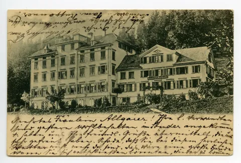 Einzelansicht von Süden mit Kurgästen am Fenster
