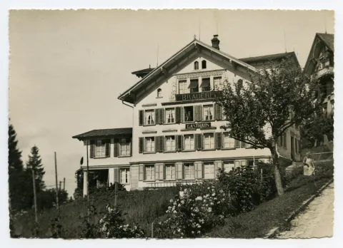 Ansicht von Aussen mit Besitzerin? aus dem Fenster schauend