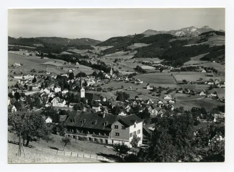 Rückansicht aus Norden mit Blick auf Teufen mit ref. und alter kath. Kirche
