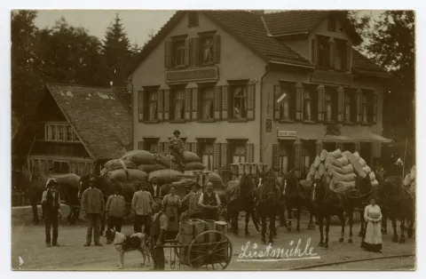 (Bäckerei bis ca. 1890), Ansicht mit Bahnhaltestelle, Milchmann, Müllereifuhrwerker (vgl. Hc.08-68, Repro der Postkarte)