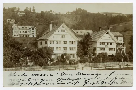 Ansicht aus Südwesten mit angrenzendem Haus an der Speicherstrasse und altes Krankenhaus im Hintergrund