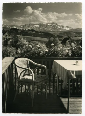 Hochformat, Ausschnitt eines Terrassensitzplatzes mit Blick zum Alpsteinpanorama