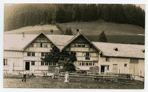 (unterhalb Reservoir Wellenrüti), (1894-1971), Ansicht mit Kindern davor (vgl. Ho.16-006)