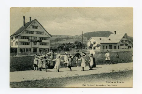 Ansicht Haupthaus mit Kinderreigen davor (vgl. Hc.08-82, Karte identisch)