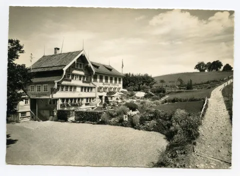 Ansicht aus Südwesten mit Wanderweg Richtung Waldegg