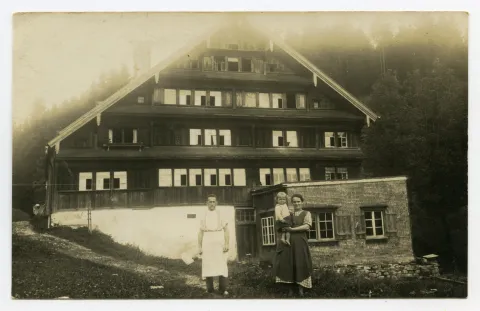 Bäckermeister Ruedi Staub mit seiner Familie vor dem Haus