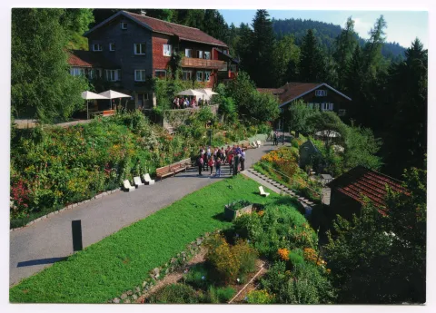 Ansicht vom Schaugarten und Nebengebäuden (Abriss 2022, Neubau 2024)