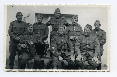 mit 8 Soldaten