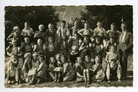 Schulklasse mit Lehrer Hans Buff, beide Exemplare identische Klassen, aber andere Aufstellung der Kinder